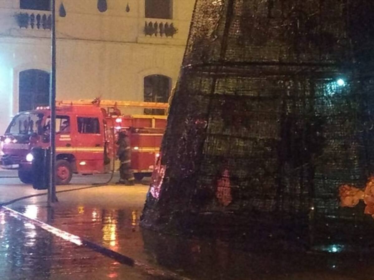 Investigan incendio del árbol de navidad en el Parque Caldas de Popayán