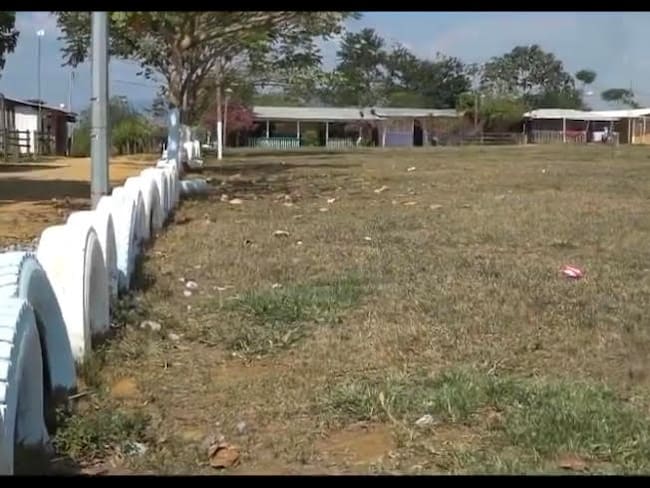 En la vereda Altos de Manila de Segovia, Antioquia, las familias denuncian que las canchas y calles están solas por miedo al Clan del Golfo. Foto: cortesía.