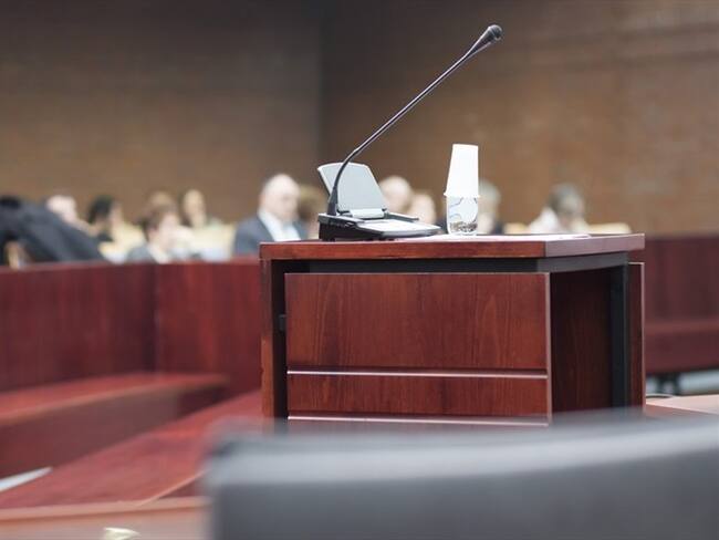 Denuncian que implicado en caso grafitero llegó armado a audiencia