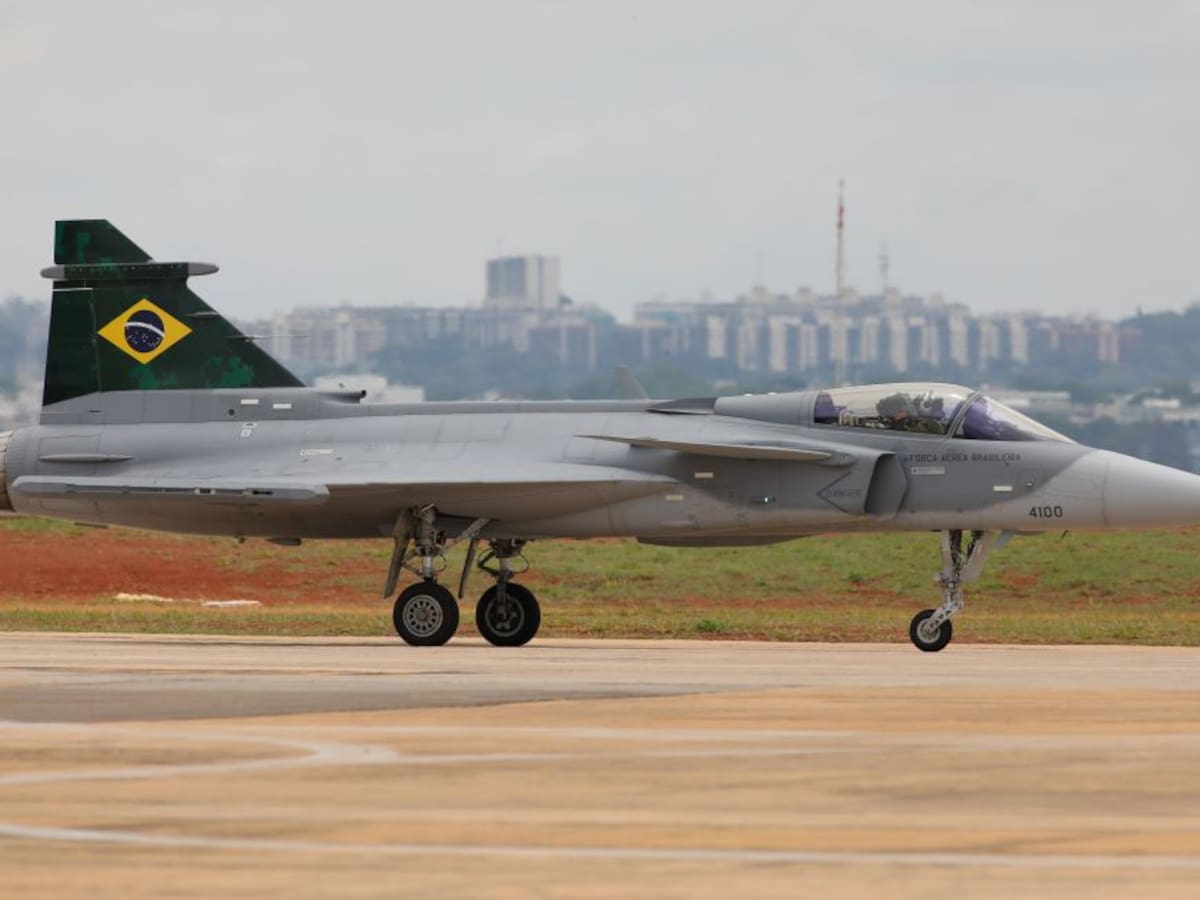 Brasil estudia comprar más aviones de defensa suecos