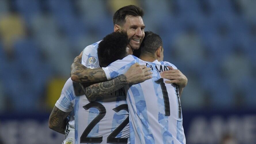Lionel Messi, Ángel Di María y Lautaro Martínez celebrando un gol ante Ecuador en Copa América. Foto: Pedro Vilela/Getty Images