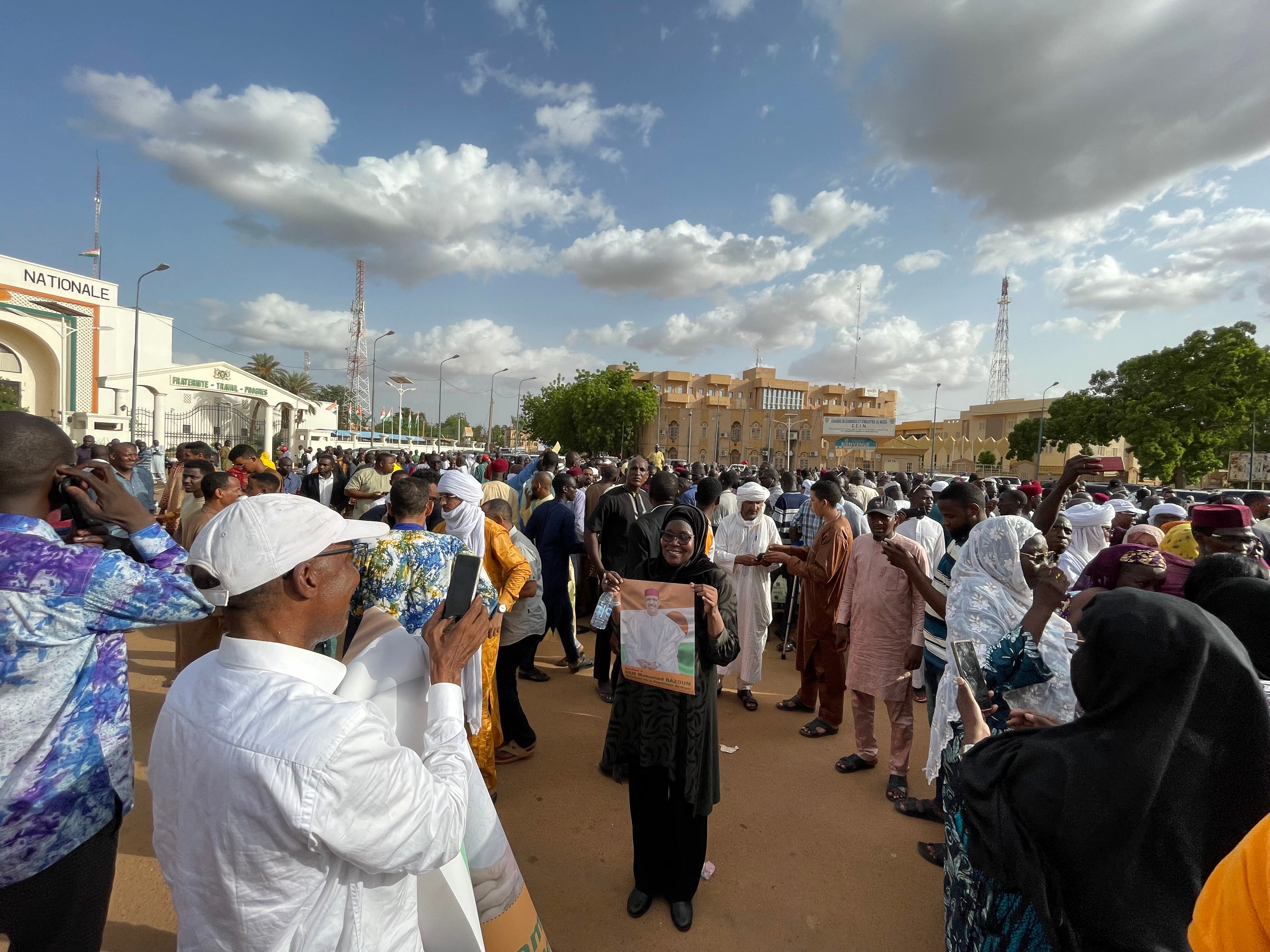 Seguidores del presidente nigerino Mohamed Bazoum manifiestan su apoyo tras el golpe de Estado en Níger en 2023. (Foto: AFP)