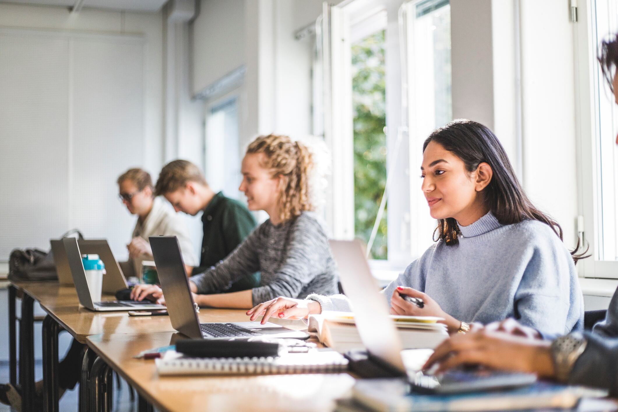 Más de 650 mil jóvenes bachilleres podrán ingresen a la doble titulación en Colombia. Foto: Getty Images