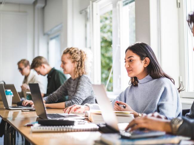 Más de 650 mil jóvenes bachilleres podrán ingresen a la doble titulación en Colombia. Foto: Getty Images