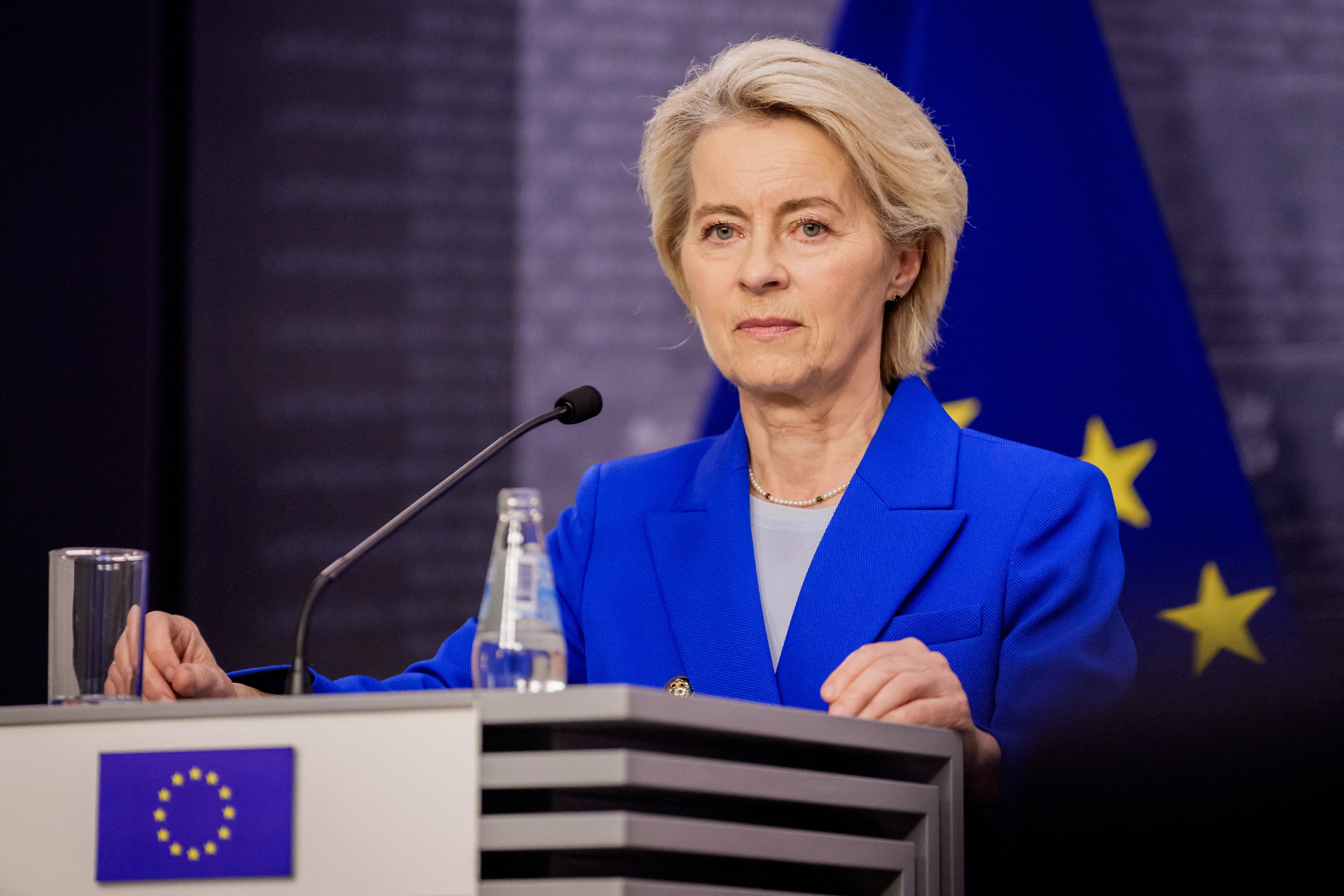 La presidente de la Comisión Europea, Ursula von der Leyen, durante una conferencia de prensa conjunta con el primer ministro de Letonia en Riga, Letonia, el 29 de agosto de 2025. (Foto de Gints Ivuskans / AFP)