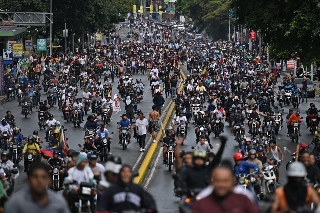 Motoristas protestan en Venezuela. (Photo by RAUL ARBOLEDA/AFP via Getty Images)