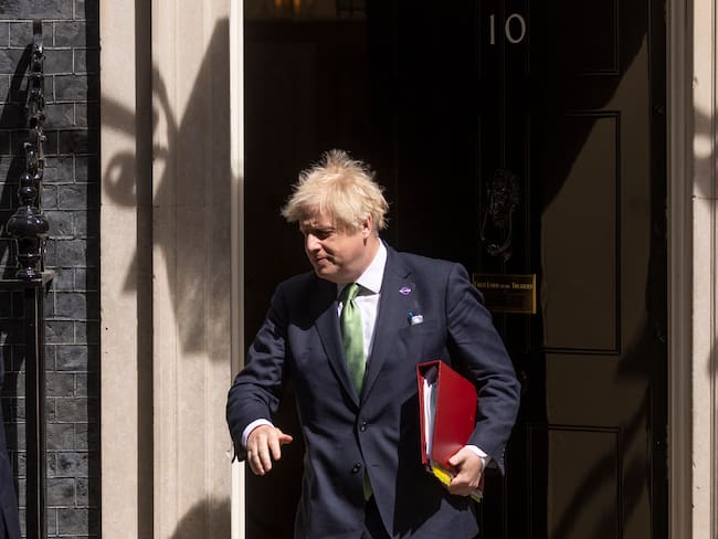 Nuevas fotos reviven las acusaciones del “partygate” contra Boris Johnson