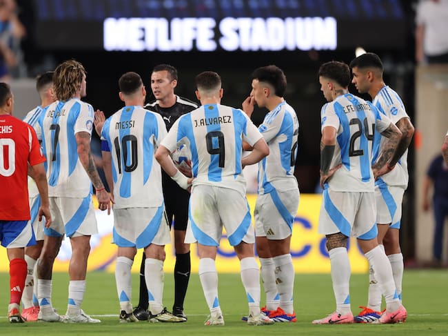 East Rutherford (United States), 25/06/2024.- Referee Andres Matonte of Uruguay talks with Argentina forward Lionel Messi (4-L) at the half time of the CONMEBOL Copa America 2024 group A soccer match between Argentina and Chile, at MetLife Stadium in East Rutherford, New Jersey, USA, 25 June 2024. EFE/EPA/JUSTIN LANE
