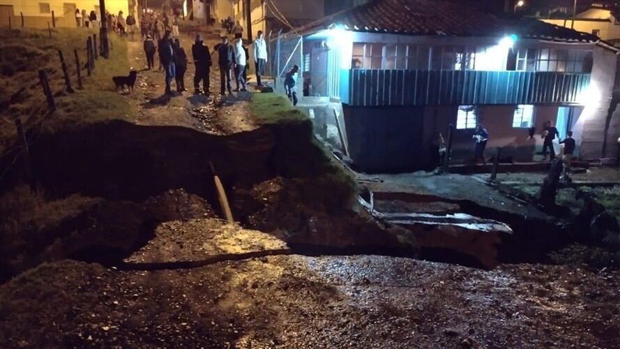 Colapsó puente vehicular en San Félix, Salamina. Foto: Enviada desde Bomberos Salamina, Caldas.