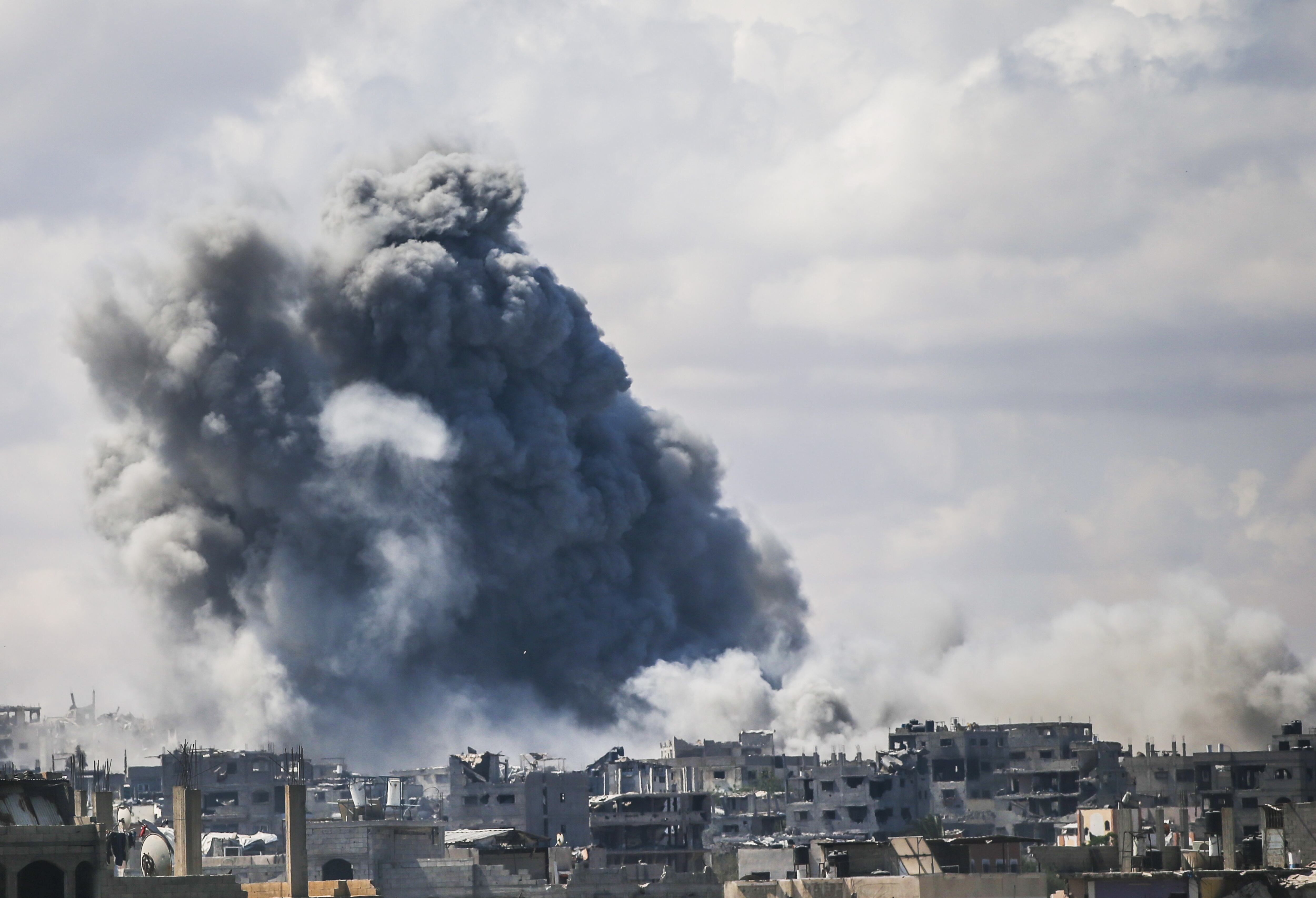 Referencia de ataque aéreo en Gaza. Foto: Mahmoud Issa/Anadolu via Getty Images.