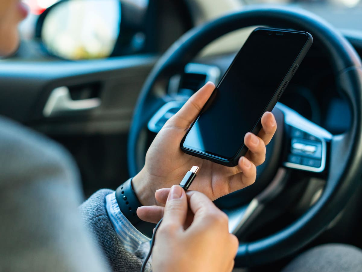 ¿Por qué es malo cargar el celular en el carro? Estas son las consecuencias