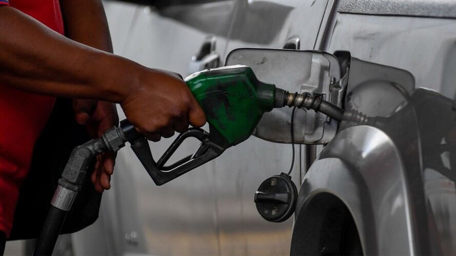 Trabajador en una estación de gasolina en Caracas, Venezuela. Foto: Getty Images/FEDERICO PARRA