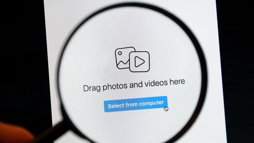 Instagram añadió una nueva función permitiendo que los usuarios puedan publicar videos y fotos directamente desde los navegadores de internet de los computadores.. Foto: Hakan Nural/Anadolu Agency via Getty Images