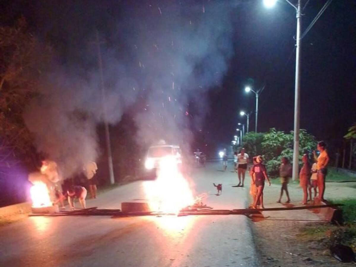 Por falta de agua bloquean ruta que conduce a la zona turística de Puerto Escondido