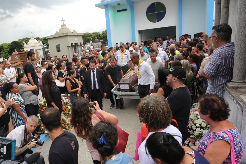 Familias en Brasil lloran a las víctimas de tiroteo en escuelas(Photo by Fabio Vieira/FotoRua/NurPhoto via Getty Images)