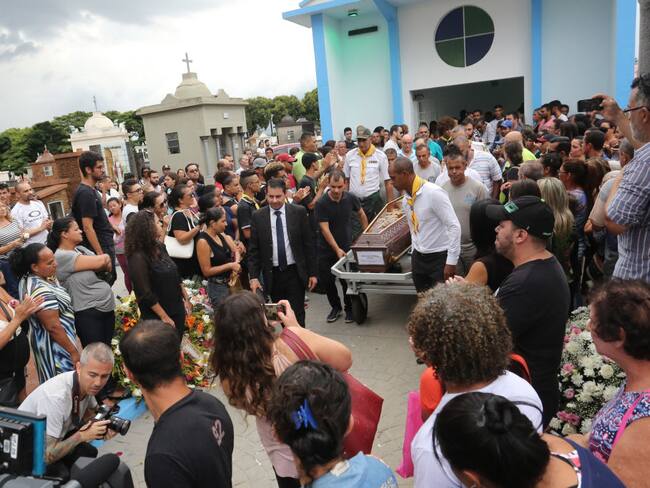 Familias en Brasil lloran a las víctimas de tiroteo en escuelas(Photo by Fabio Vieira/FotoRua/NurPhoto via Getty Images)