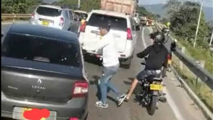 Motorizados intentaron atracar un vehículo en Santa Marta en medio de un trancón
