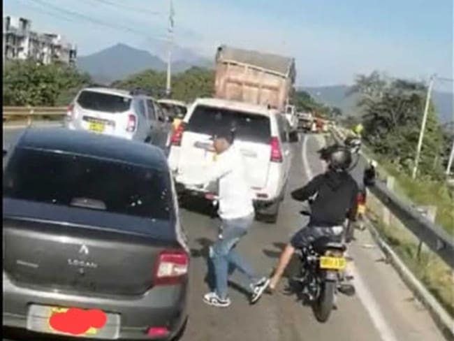 Motorizados intentaron atracar un vehículo en Santa Marta en medio de un trancón