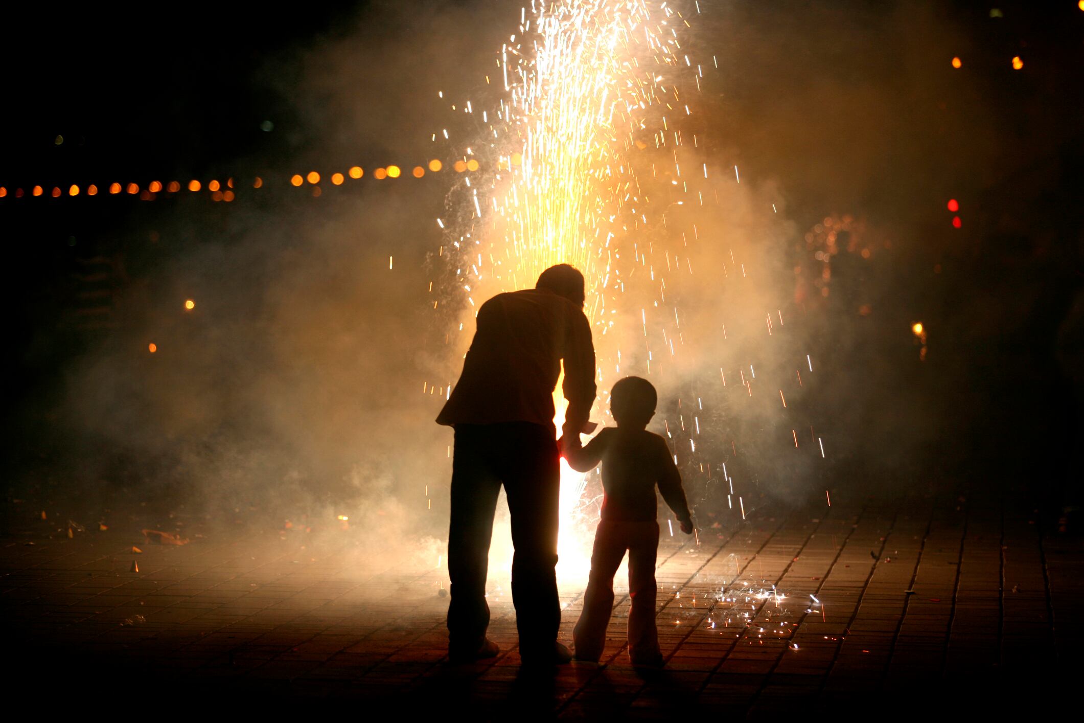 Imagen de referencia de personas quemando pólvora. Foto: Getty Images.