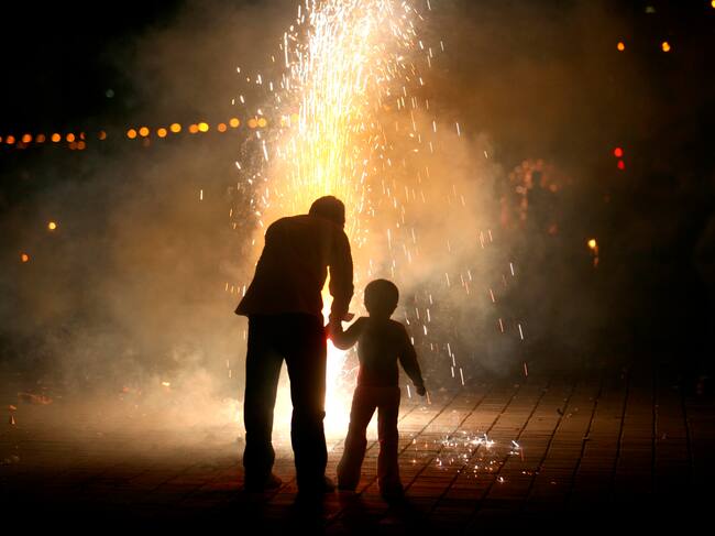 Imagen de referencia de personas quemando pólvora. Foto: Getty Images.