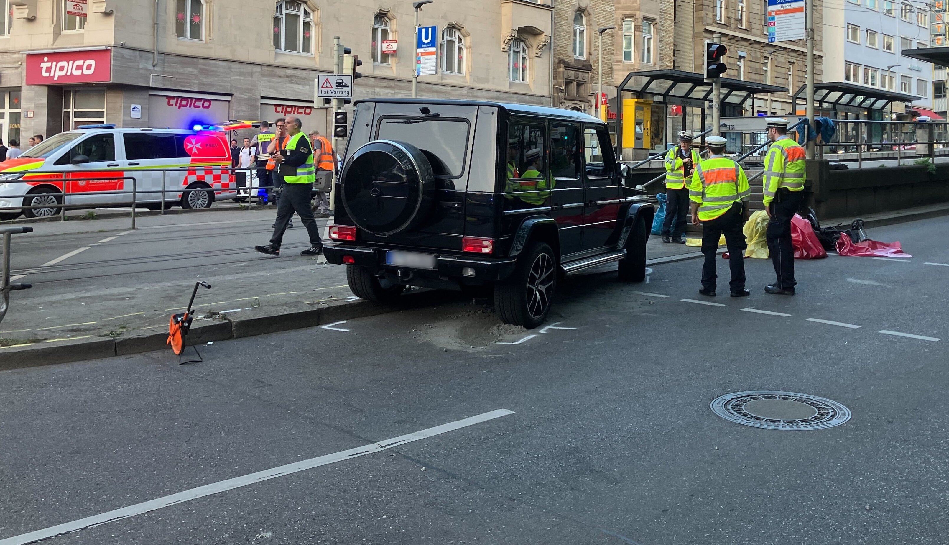 Mercedes clase G que atropello varias personas en Stuttgart, Alemania. FOTO: Marco Krefting/picture alliance via Getty Images
