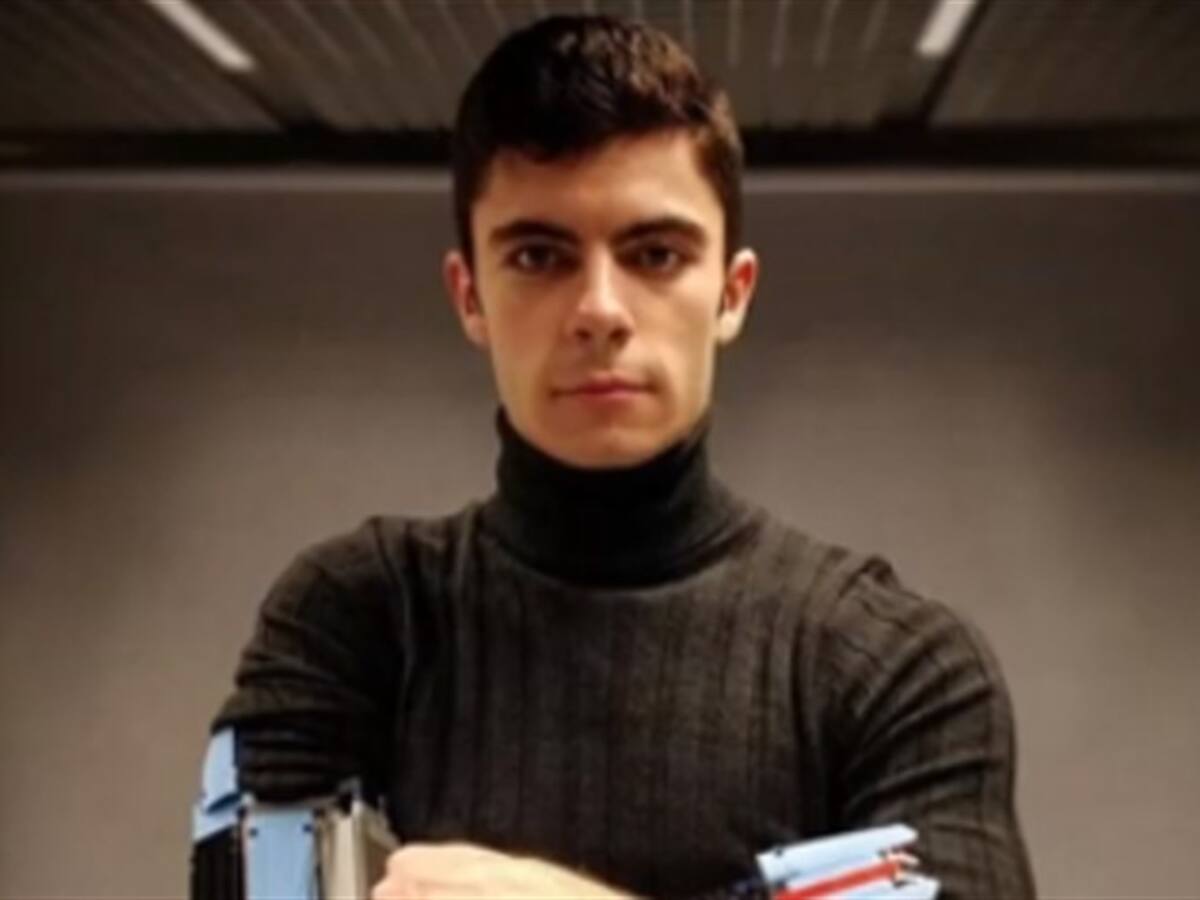 El joven que inventó su propia prótesis de brazo a partir de piezas de Lego
