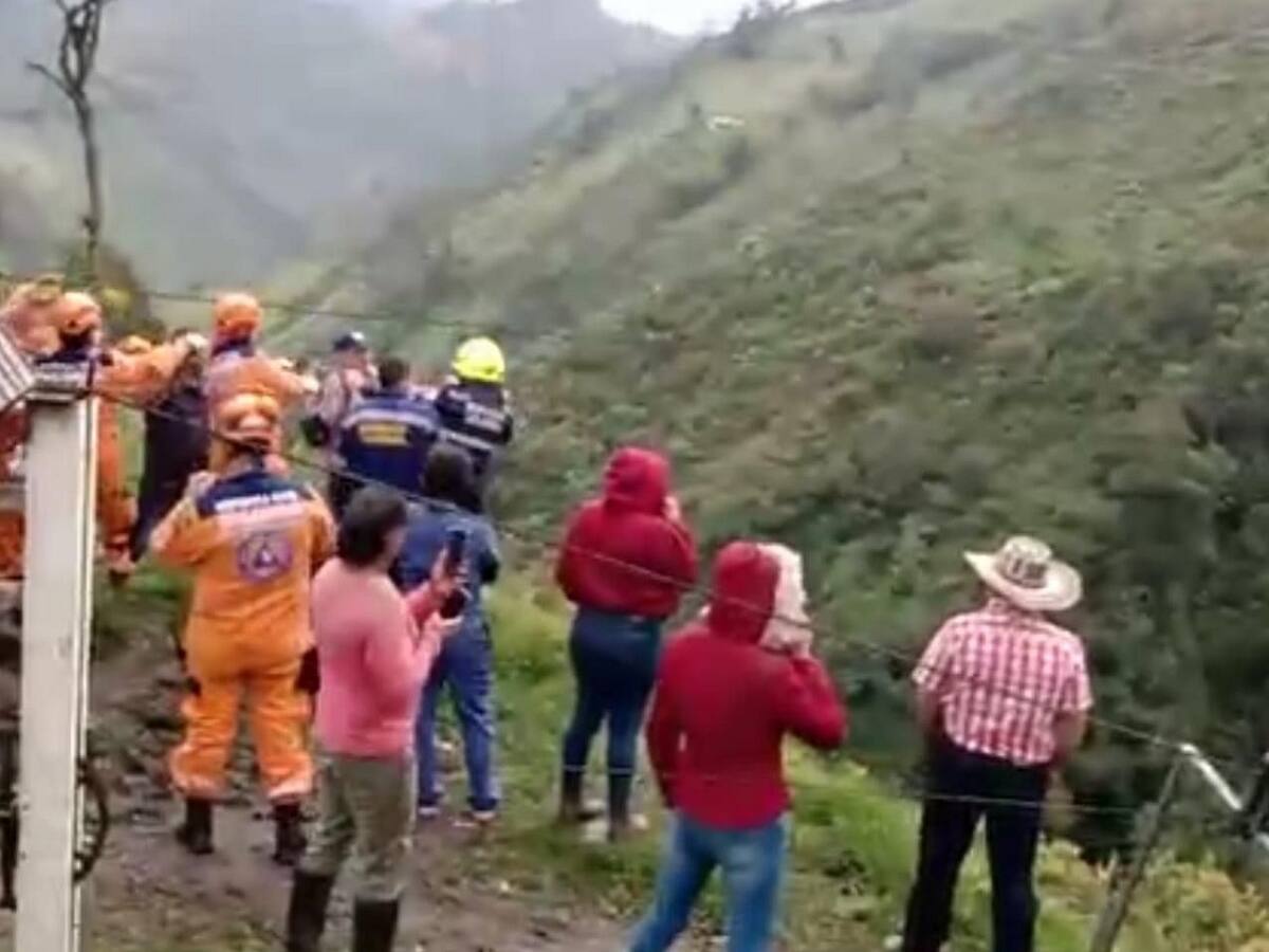 Varias personas fueron rescatadas de una garrucha de carga, en Montebonito, Caldas