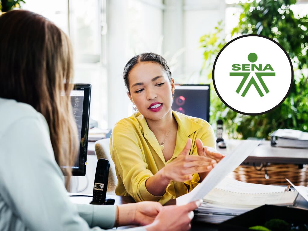 SENA abrió convocatoria para mujeres: hasta $100 millones para crear emprendimientos. Imagen de referencia: dos mujeres en un entorno laboral y de fondo el logo del SENA (Fotos vía Getty Images)