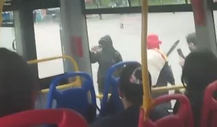 Encapuchados bloquearon NQS y generaron tensión en inmediaciones de Universidad Nacional. Foto: Captura de pantalla.