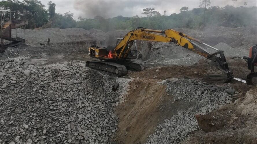 En estas minas ilegales se extraía más de un kilogramo de oro mensual, llegando a generar ingresos cercanos a los 1.500 millones de pesos anuales. . Foto: Fuerza Aérea Colombiana