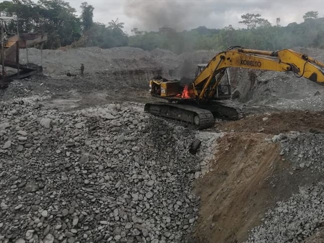 En estas minas ilegales se extraía más de un kilogramo de oro mensual, llegando a generar ingresos cercanos a los 1.500 millones de pesos anuales. . Foto: Fuerza Aérea Colombiana