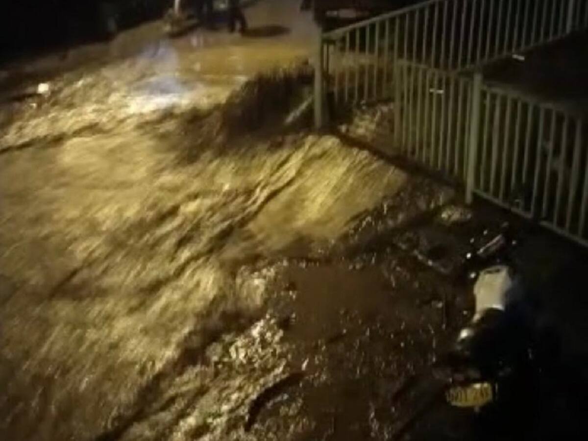 Desbordamiento de quebrada en Villamaría, Caldas, dejó varios inmuebles inundados