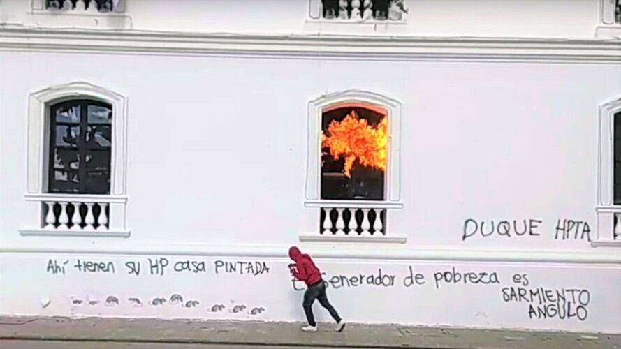 Uno de los encapuchados intentó incendiar una de las oficinas de la Alcaldía . Foto: Cortesía