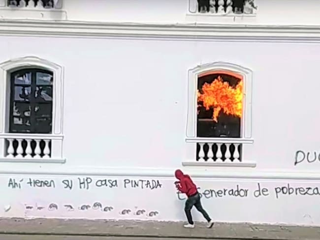 Uno de los encapuchados intentó incendiar una de las oficinas de la Alcaldía . Foto: Cortesía