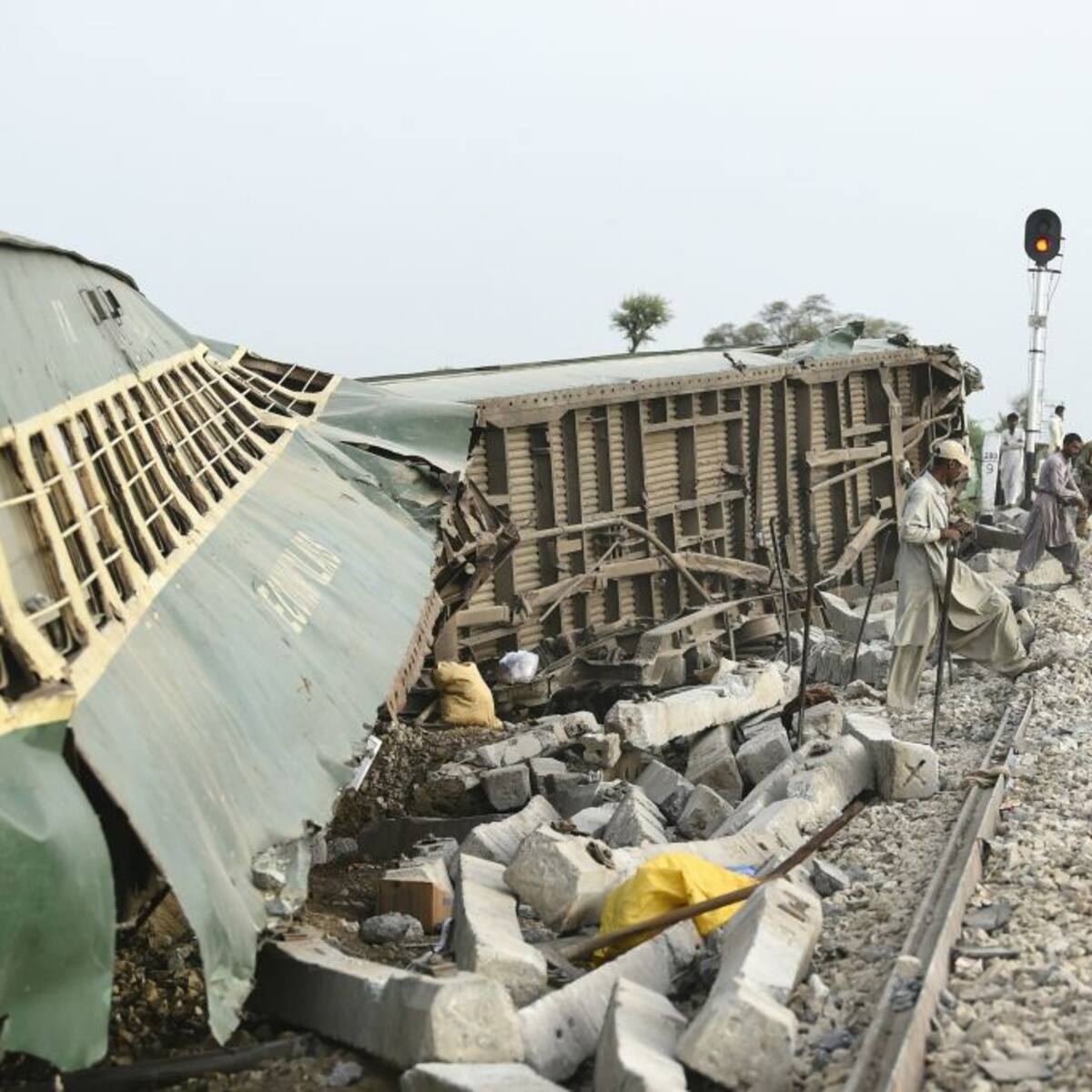 Pakistán investiga descarrilamiento de tren que dejó al menos 34 muertos
