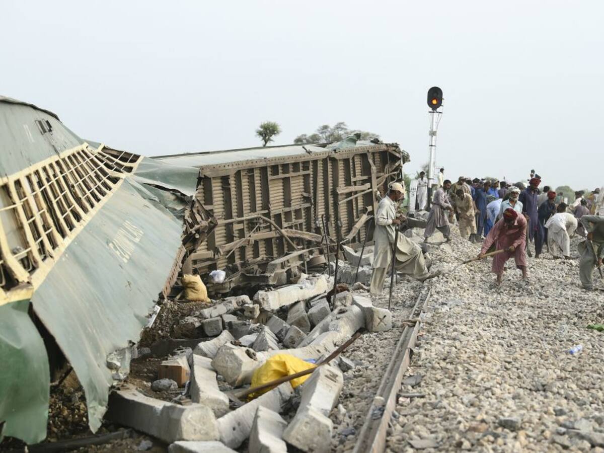 Pakistán investiga descarrilamiento de tren que dejó al menos 34 muertos