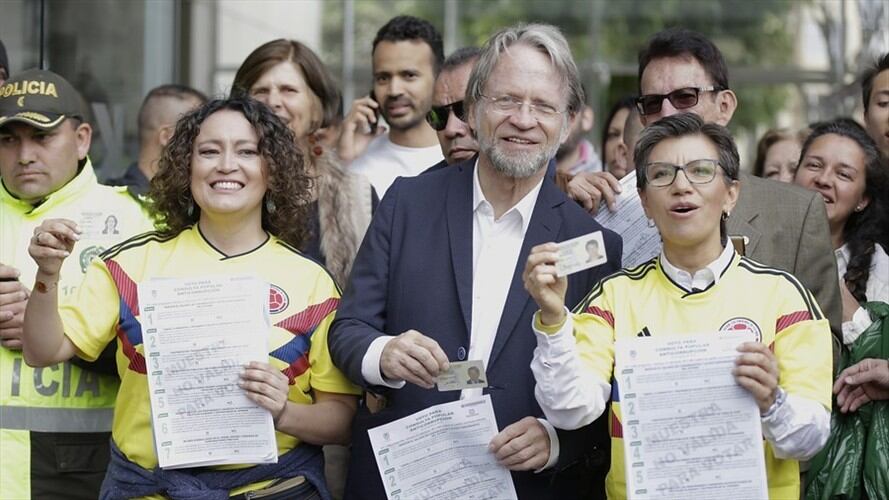 Claudia López y Angélica Lozano aseguraron que insistirán en la reducción del salario de los congresistas. Foto: Colprensa