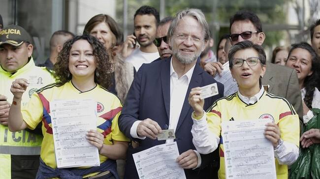 Claudia López y Angélica Lozano aseguraron que insistirán en la reducción del salario de los congresistas. Foto: Colprensa