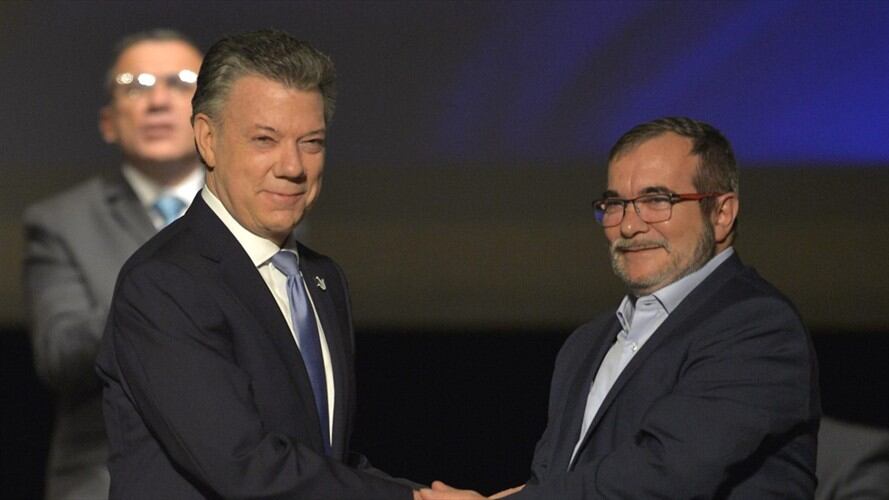 El presidente del partido Comunes, Rodrigo Londoño, le envió una carta al expresidente Juan Manuel Santos. Foto: Getty Images / LUIS ROBAYO