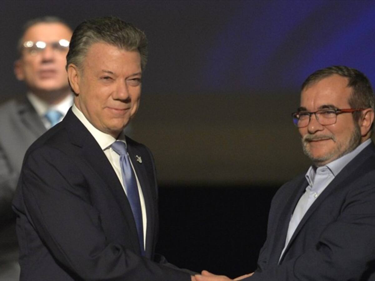 Reúnase con Duque para salvar el proceso de paz: Rodrigo Londoño a Juan Manuel Santos