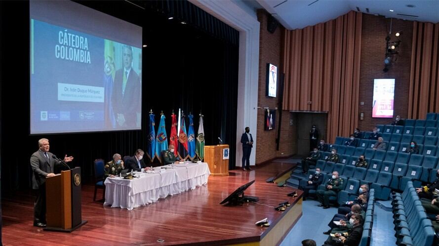 El presidente Iván Duque se dirigió hacia 600 alumnos de la Escuela Superior de Guerra. Foto: Presidencia de la República
