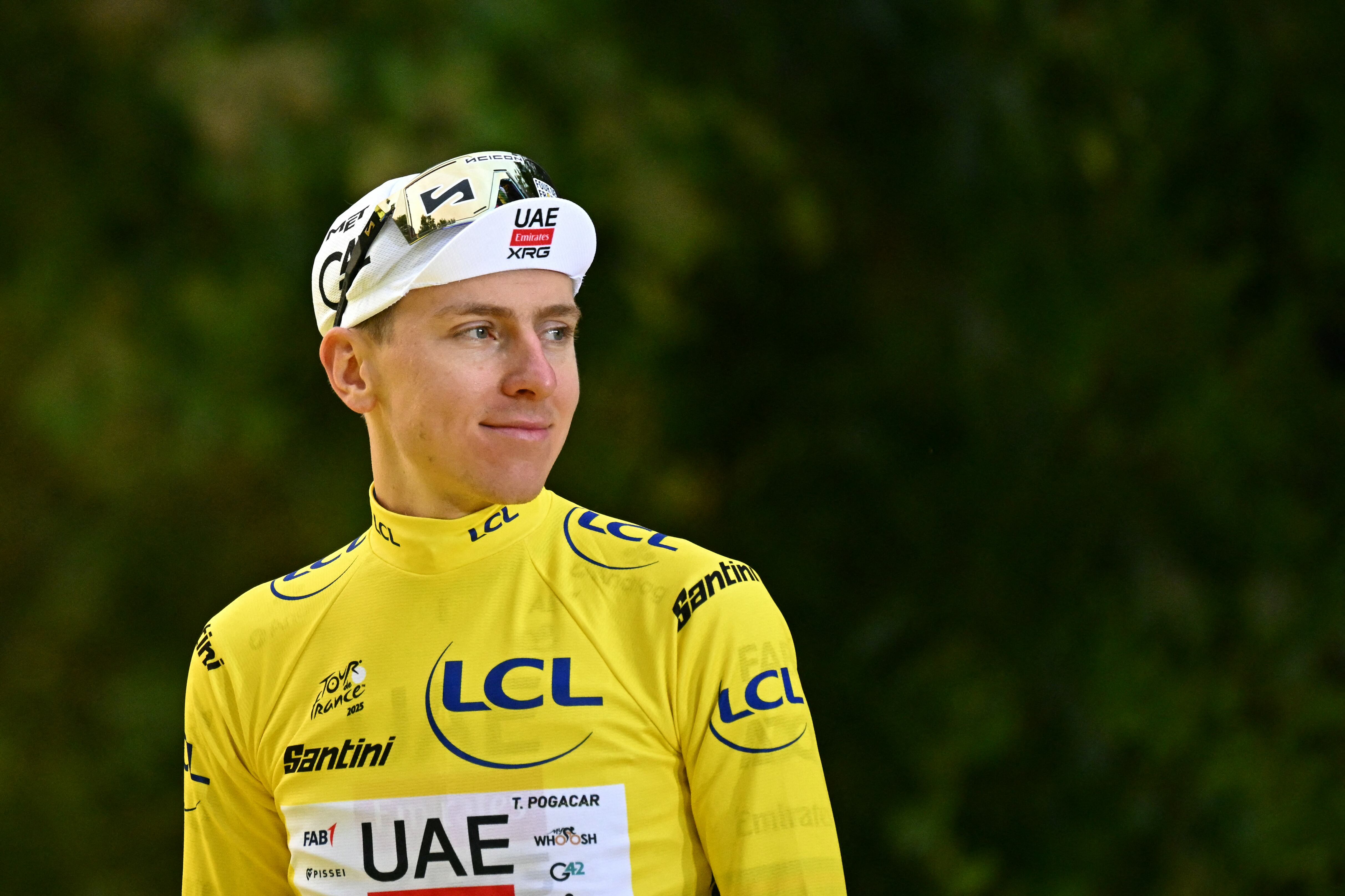 El corredor esloveno del equipo UAE Team Emirates - XRG, Tadej Pogacar, celebra en el podio con el maillot amarillo de líder de la general tras la 21ª y última etapa de la 112ª edición de la carrera ciclista Tour de Francia, 132,3 km entre Mantes-la-Ville y París Champs-Élysees, el 27 de julio de 2025. (Foto de Loic VENANCE / AFP) (Foto de LOIC VENANCE/AFP vía Getty Images)