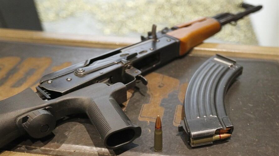 Policía incautó fusiles AK 47 y más armamento camuflados en juguetes de Navidad. Foto: Referencia Getty Images