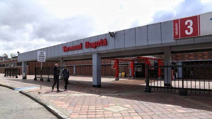 La Policía Nacional capturó a un hombre que tenía en su poder dos granadas de mano y una pistola traumática. Foto: Colprensa / CAMILA DÍAZ