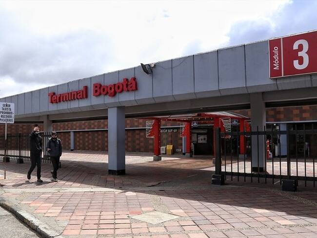 La Policía Nacional capturó a un hombre que tenía en su poder dos granadas de mano y una pistola traumática. Foto: Colprensa / CAMILA DÍAZ