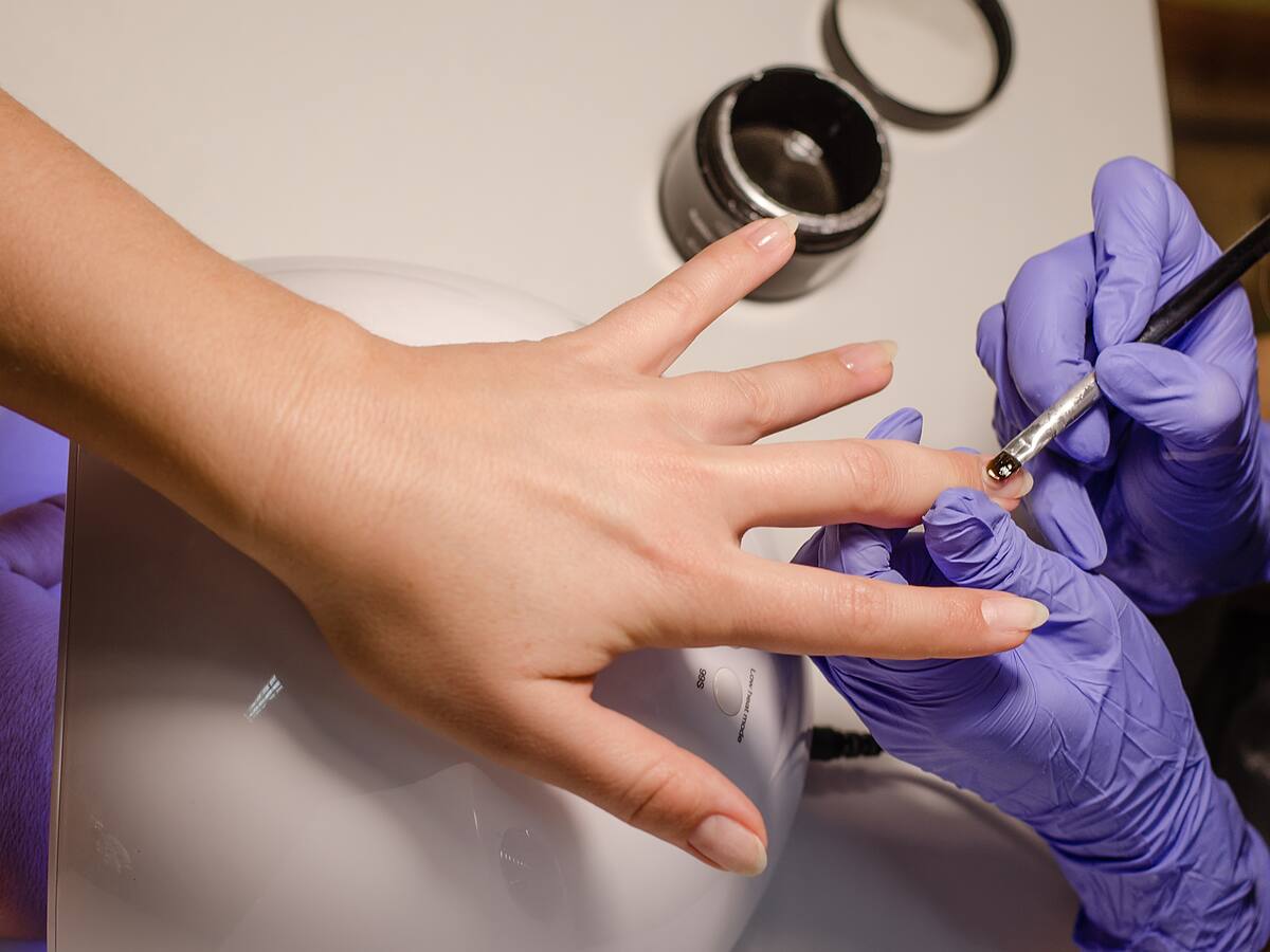 ¿Por qué la técnica de semipermanente y acrílico debilita la uña? Dermatóloga explicó