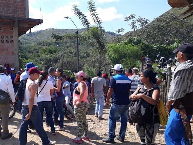 Familias intentan invadir el Cerro de La Bandera en Cali. Foto: Corporación Autónoma Regional del Valle del Cauca (CVC)