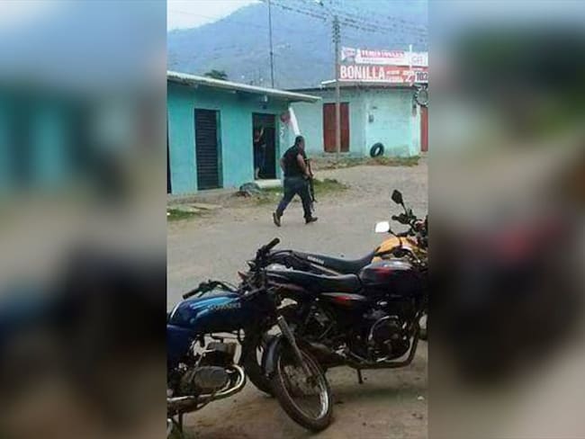 Una foto que circula en redes sociales de un hombre de civil con un fusil corresponde a un funcionario de la Sijín, que apoyaba la reacción de la Fuerza Pública. Foto: Cortesía Sucesos Cauca