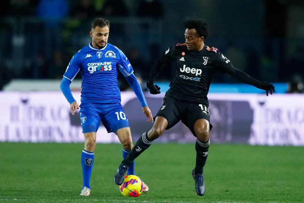 Nedim Bajrami del Empoli FC y Juan Cuadrado de Juventus (Photo by Matteo Ciambelli/DeFodi Images via Getty Images)