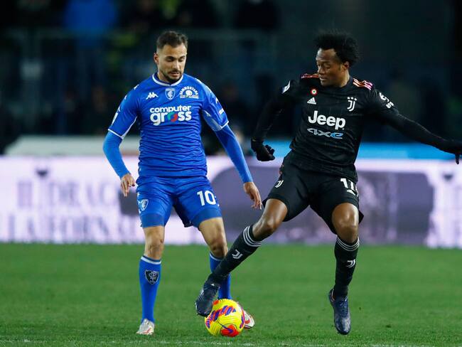 Nedim Bajrami del Empoli FC y Juan Cuadrado de Juventus (Photo by Matteo Ciambelli/DeFodi Images via Getty Images)